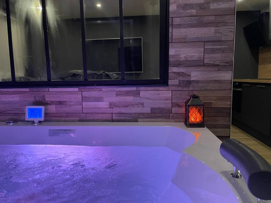 Charmante Residence De Tourisme Avec Jacuzzi Crecy-la-Chapelle Dış mekan fotoğraf